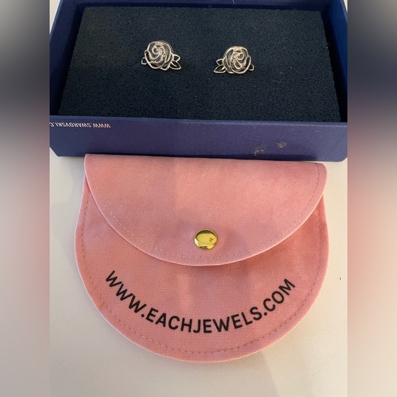 Sterling Silver Floral Earrings with Intricate Design NIB - Picture 5 of 9